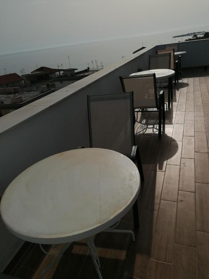 Crystal Blue Apartments Nea Kallikrateia エクステリア 写真