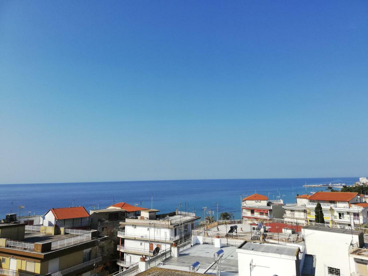 Crystal Blue Apartments Nea Kallikrateia エクステリア 写真
